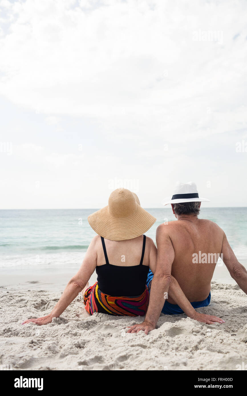 Couple sitting on beach hi-res stock photography and images - Alamy