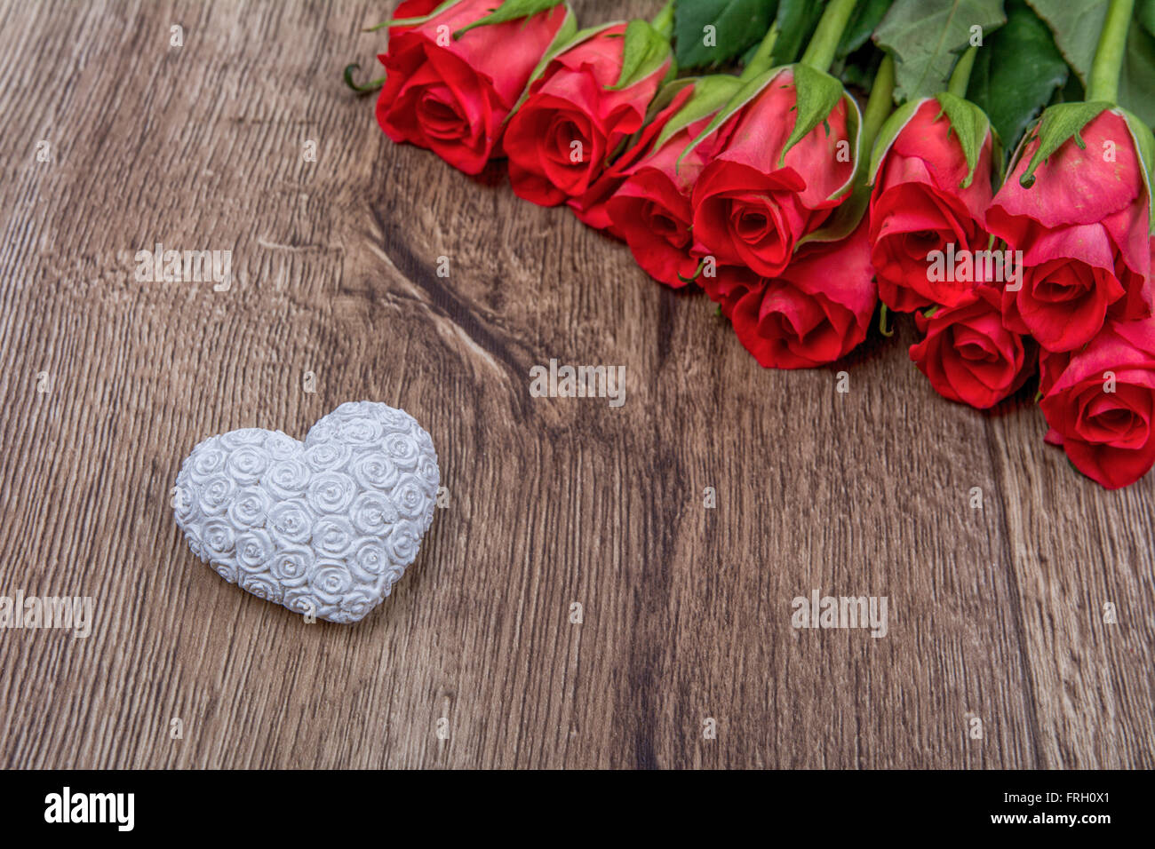White heart and red roses on wooden background Stock Photo - Alamy