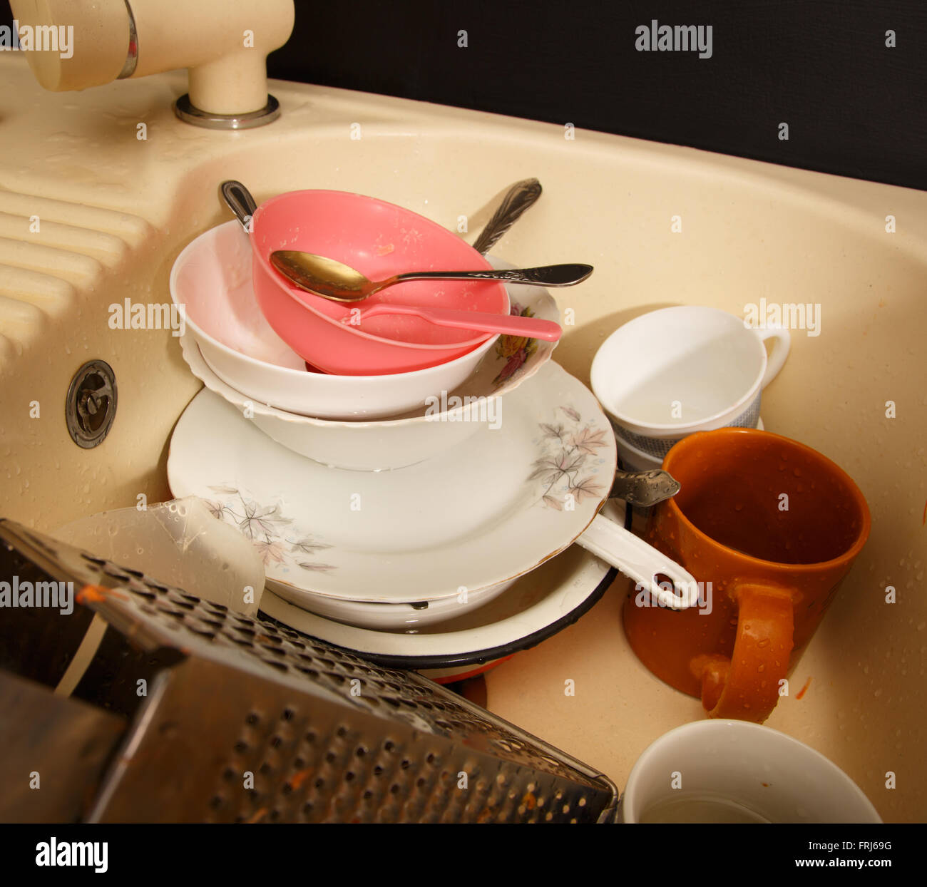 Dirty dishes pile hi-res stock photography and images - Alamy