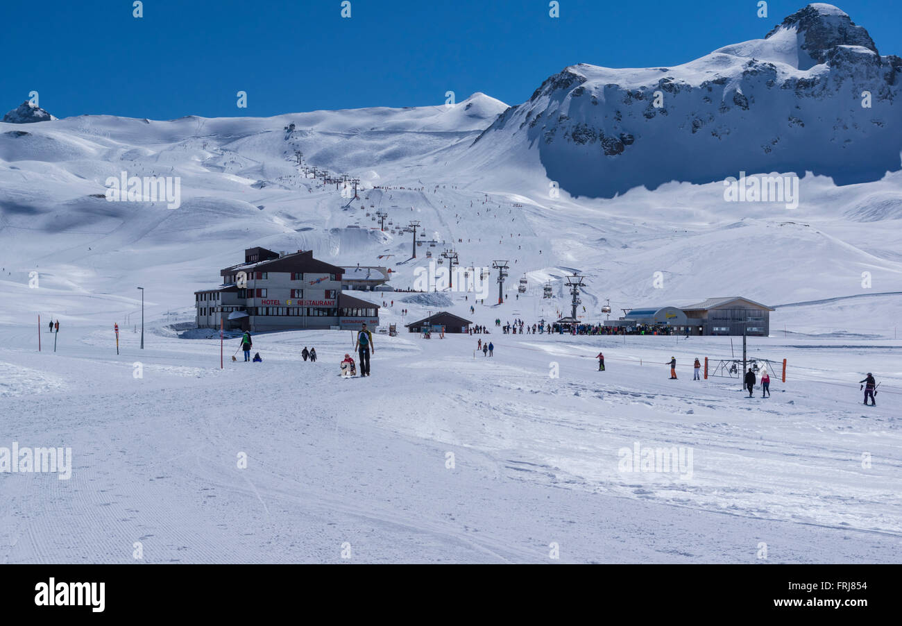 Winter sports in Melchsee-Frutt, Obwalden, Switzerland, on a busy, sunny day. Chairlift from Distelboden to Erzegg. Stock Photo