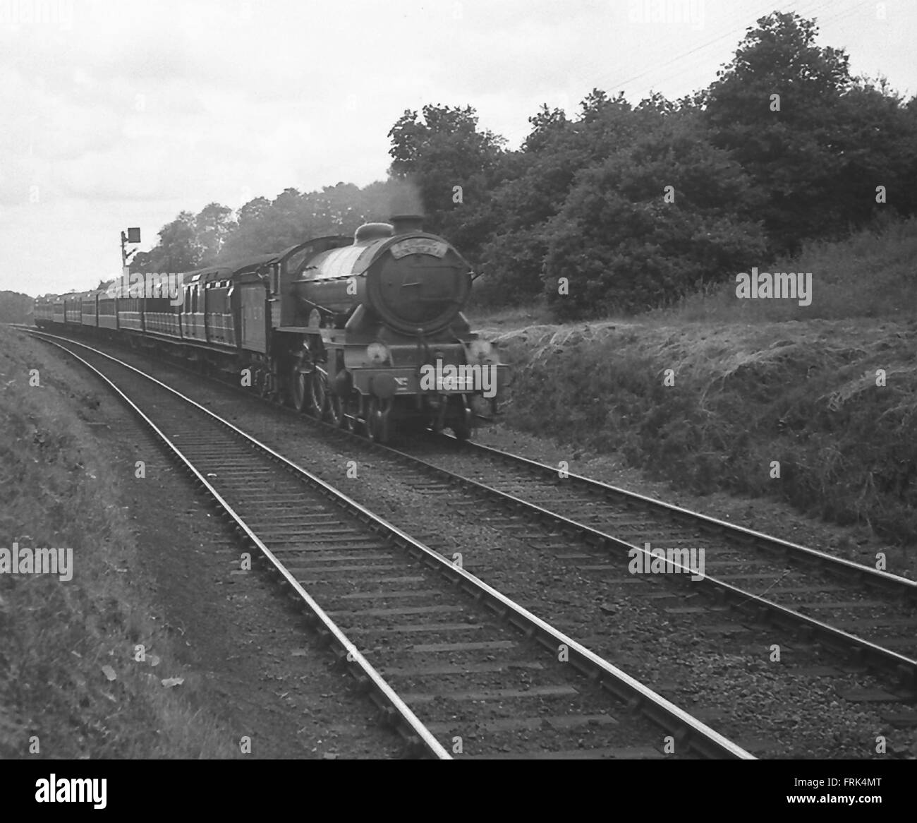LNER B17 4-6-0 2822 Brampton Castle hauling The Hook Continental named train Stock Photo