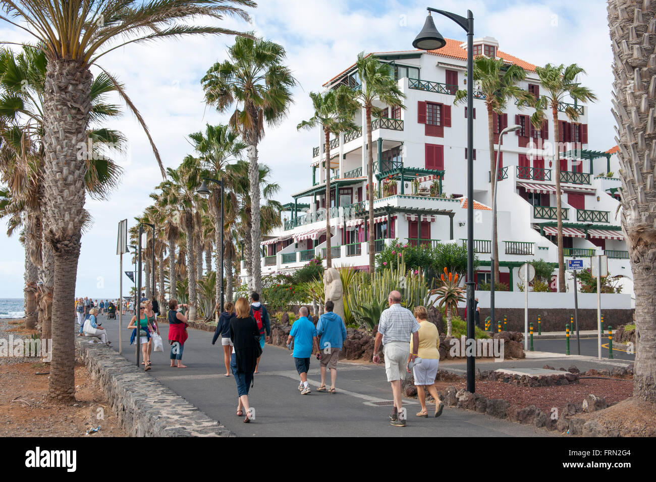 Spanien, Teneriffa, Playa de las Americas, Strandpromenade und Apartments Parque Santiago IV an der Avenida de Rafael Puig Lluvi Stock Photo