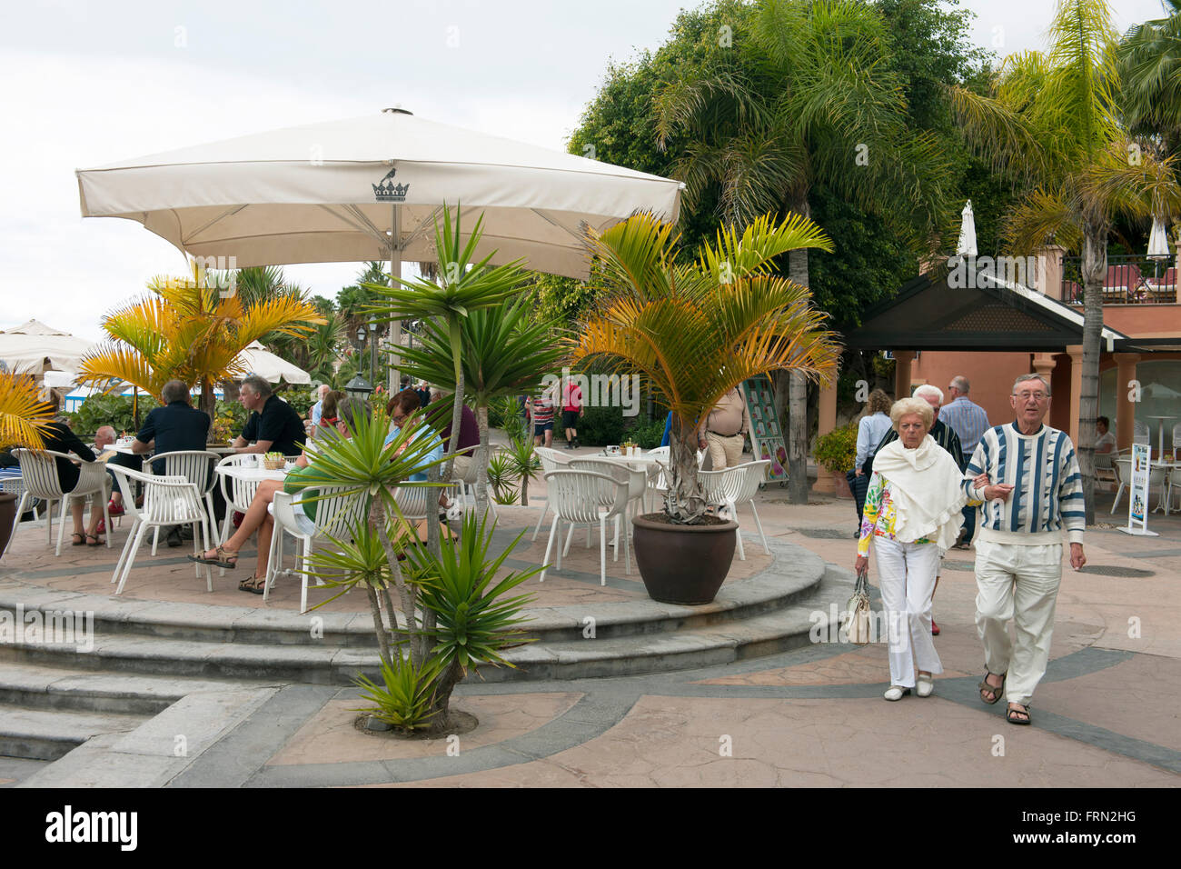 Spanien, Teneriffa, Adeje, Playa el Duque, Cafe auf der Strandpromenade Stock Photo
