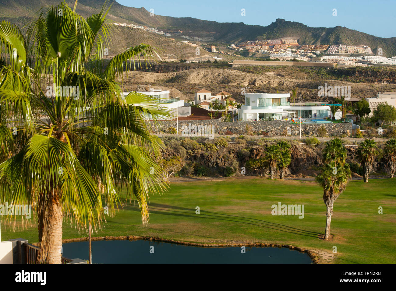 Spanien, Teneriffa, Adeje, Blick über den Golfplatz zur Siedlung Terreno Roque del Conde am Berghang Stock Photo