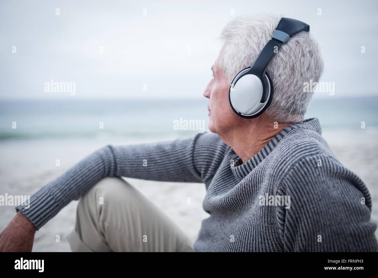 фотосессия на траве. медитация в наушниках. музыка больного человека. громкий звук. музыкотерапия в медицине.