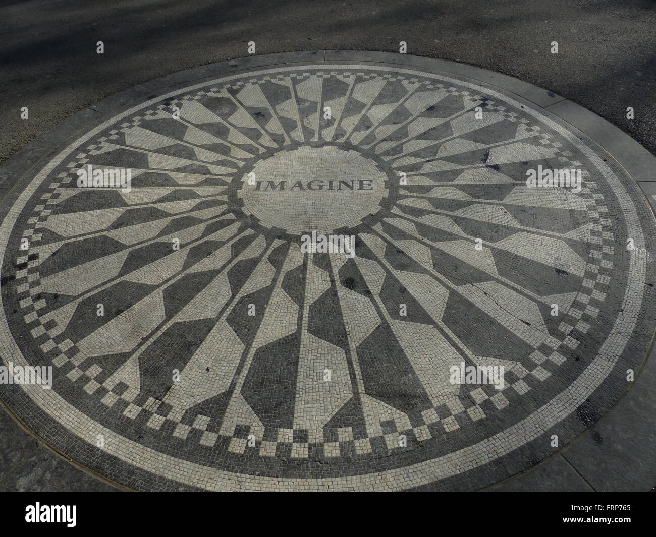 John Lennon Memorial at Strawberry Fields Stock Photo - Alamy