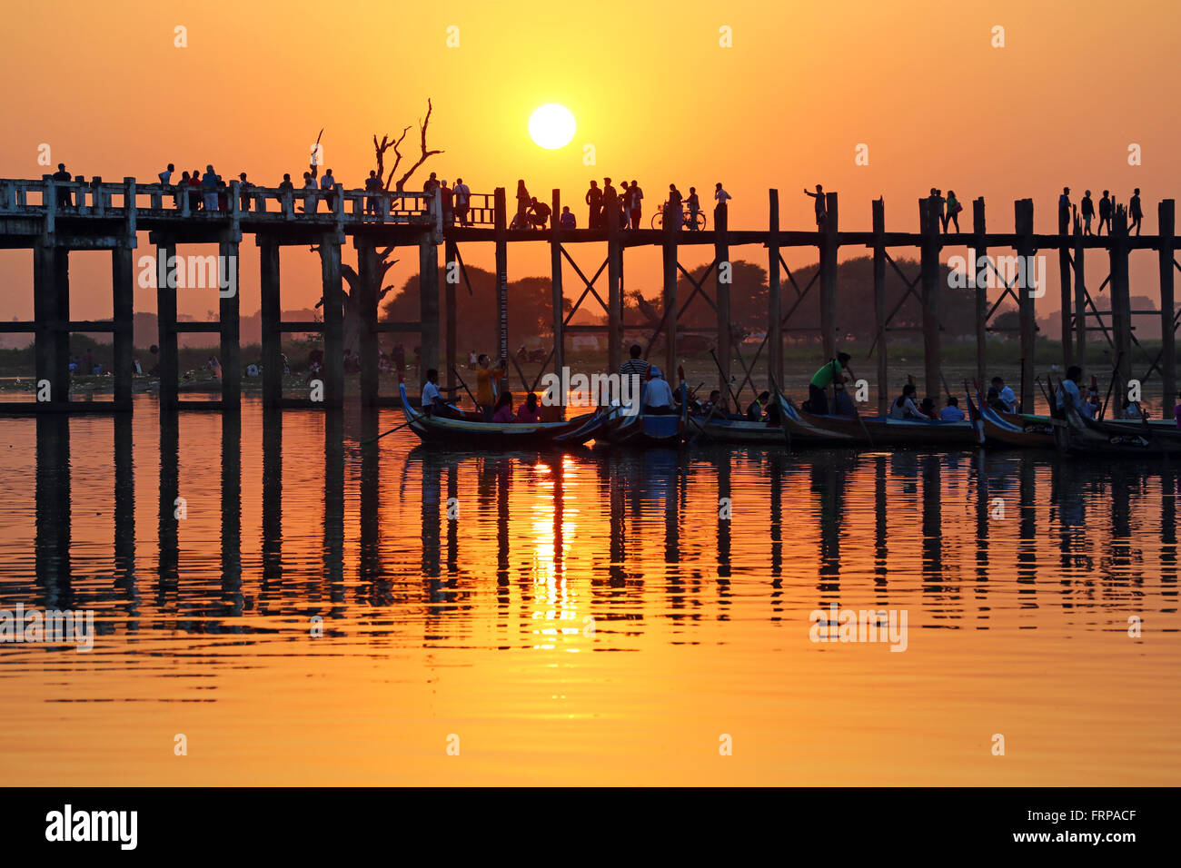 Myanmar u bein bridge reflection hi-res stock photography and images ...
