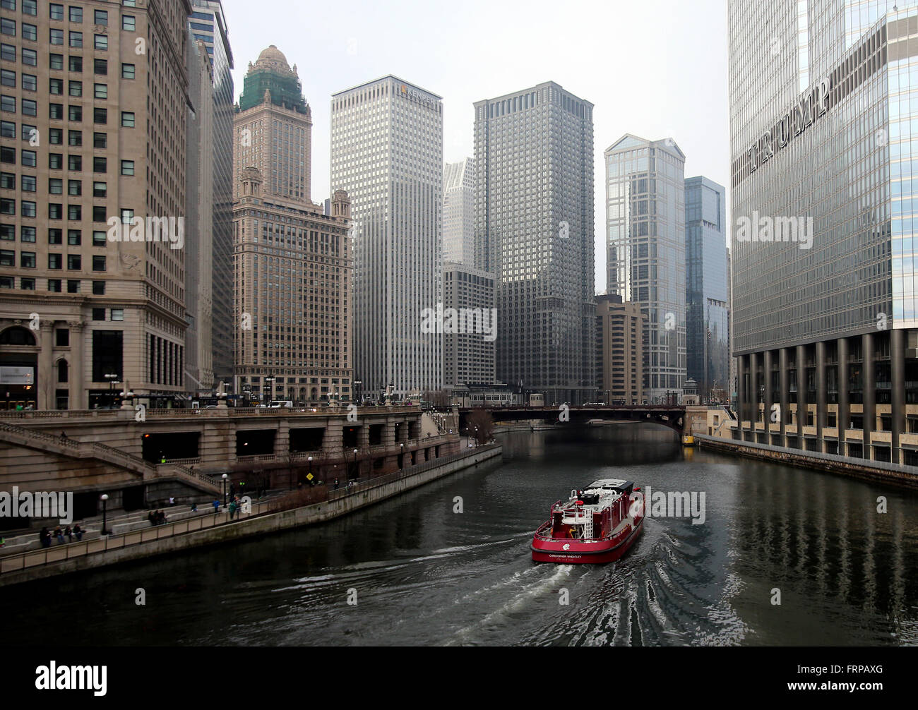 A boat sails up the Chicago River as seen from the DuSable Bridge on Michigan Avenue in Chicago, Illinois, USA Stock Photo