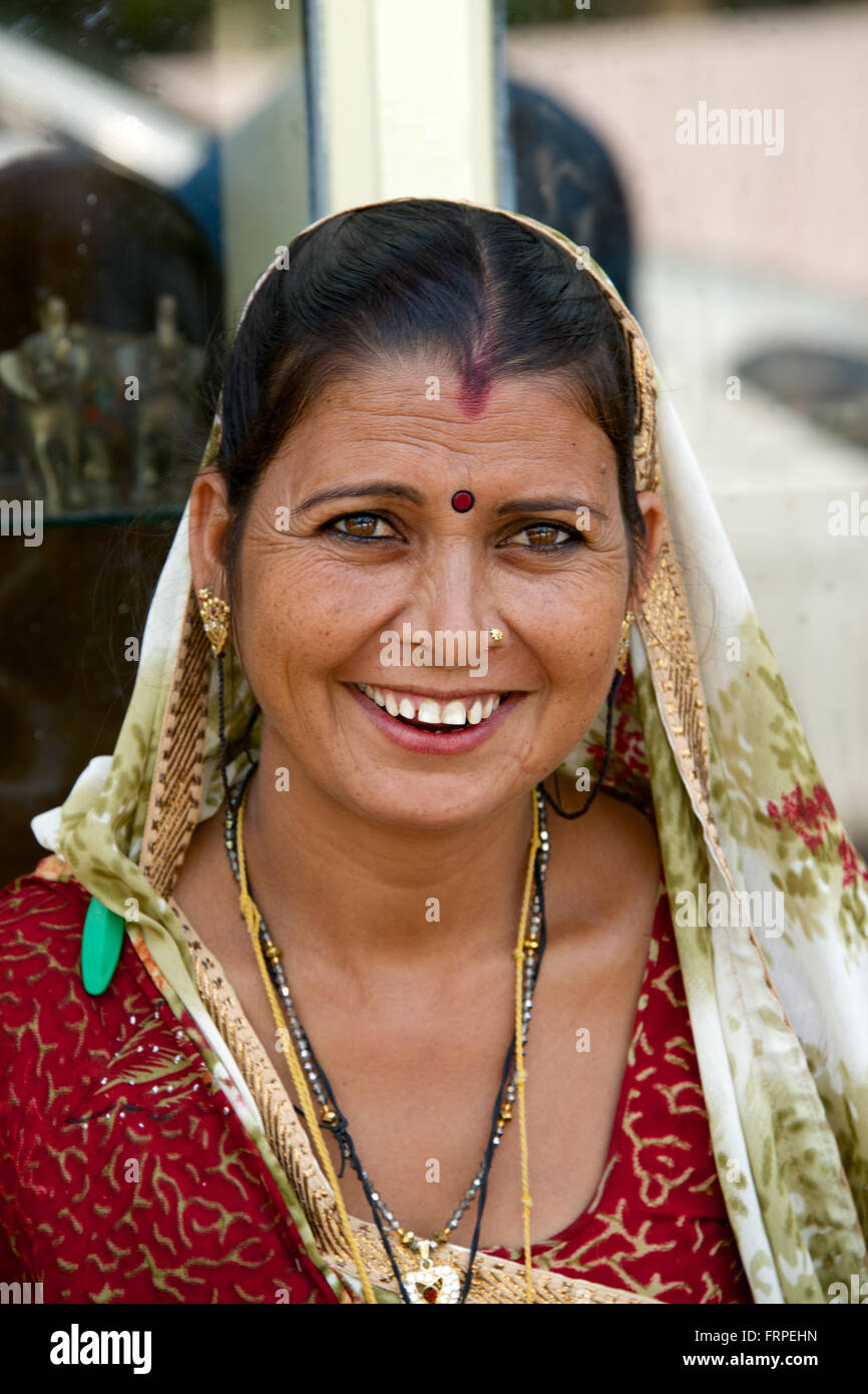 Smiling Indian woman in sari Stock Photo - Alamy