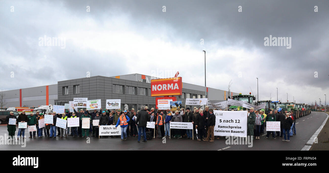 Magdeburg, Germany. 23rd Mar, 2016. Farmers protesting against low prices outside a logistics centre of retail discounter Norma, as part of a nationwide campaign day by the German Farmers' Association, in Magdeburg, Germany, 23 March 2016. The German Farmers' Association is protesting against low prices for produce in a nationwide campaign day. PHOTO: JENS WOLF/DPA/Alamy Live News Stock Photo