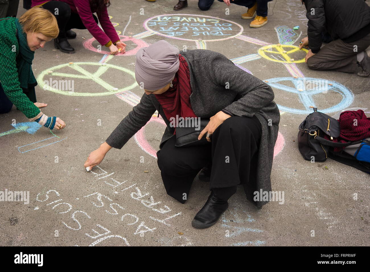 Brussels, Belgium. 23rd Mar, 2016. Many peple gathered today 23rd March 2016 outside the Bourse, in the center of Brussels to show their tribute to the victims and to send a sign of peace. Many muslims were also present and tributed to the victims as well. Credit:  Valentina Cala/ZUMA Wire/ZUMAPRESS.com/Alamy Live News Stock Photo