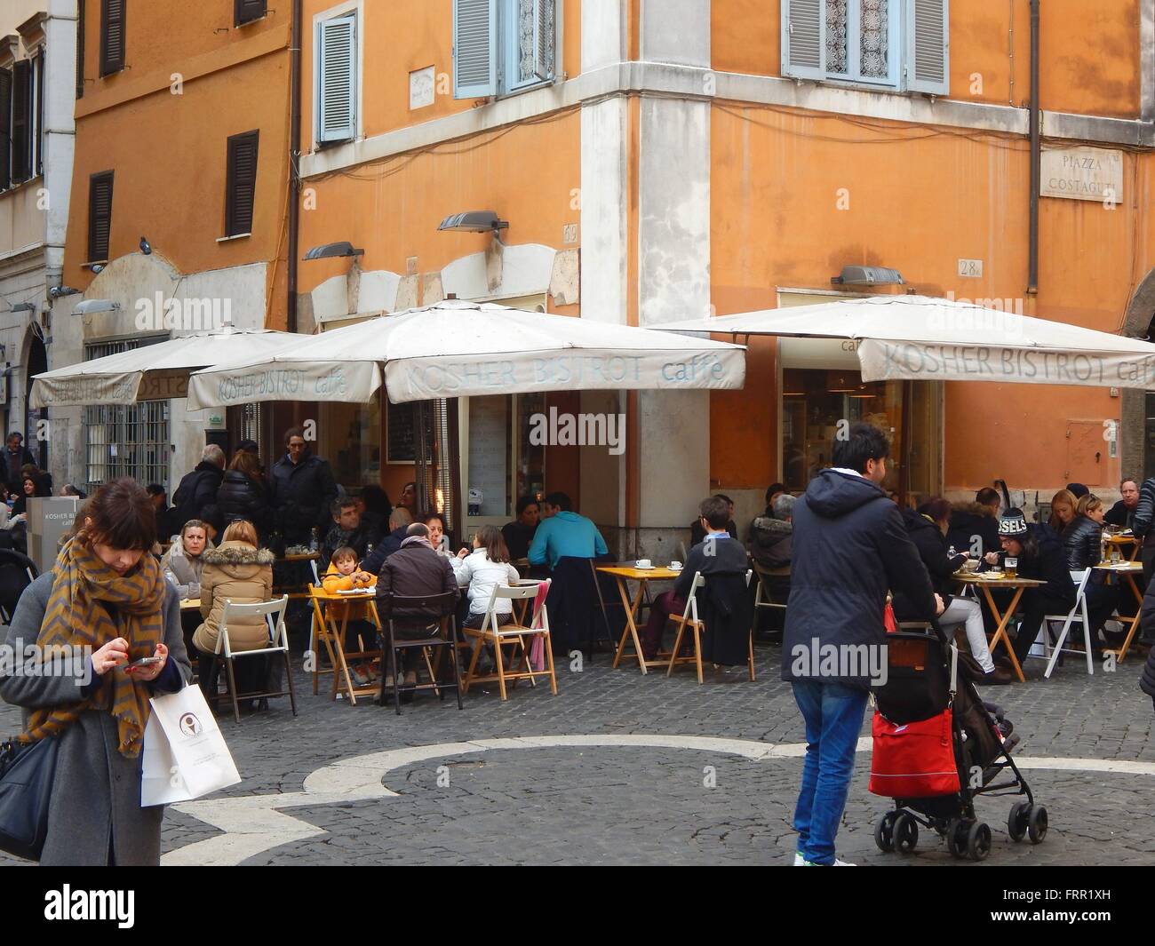 The kosher Restaurants and Bars in the former jewish Ghetto in Rome are very popular - it's a Hotspot on sunday Stock Photo