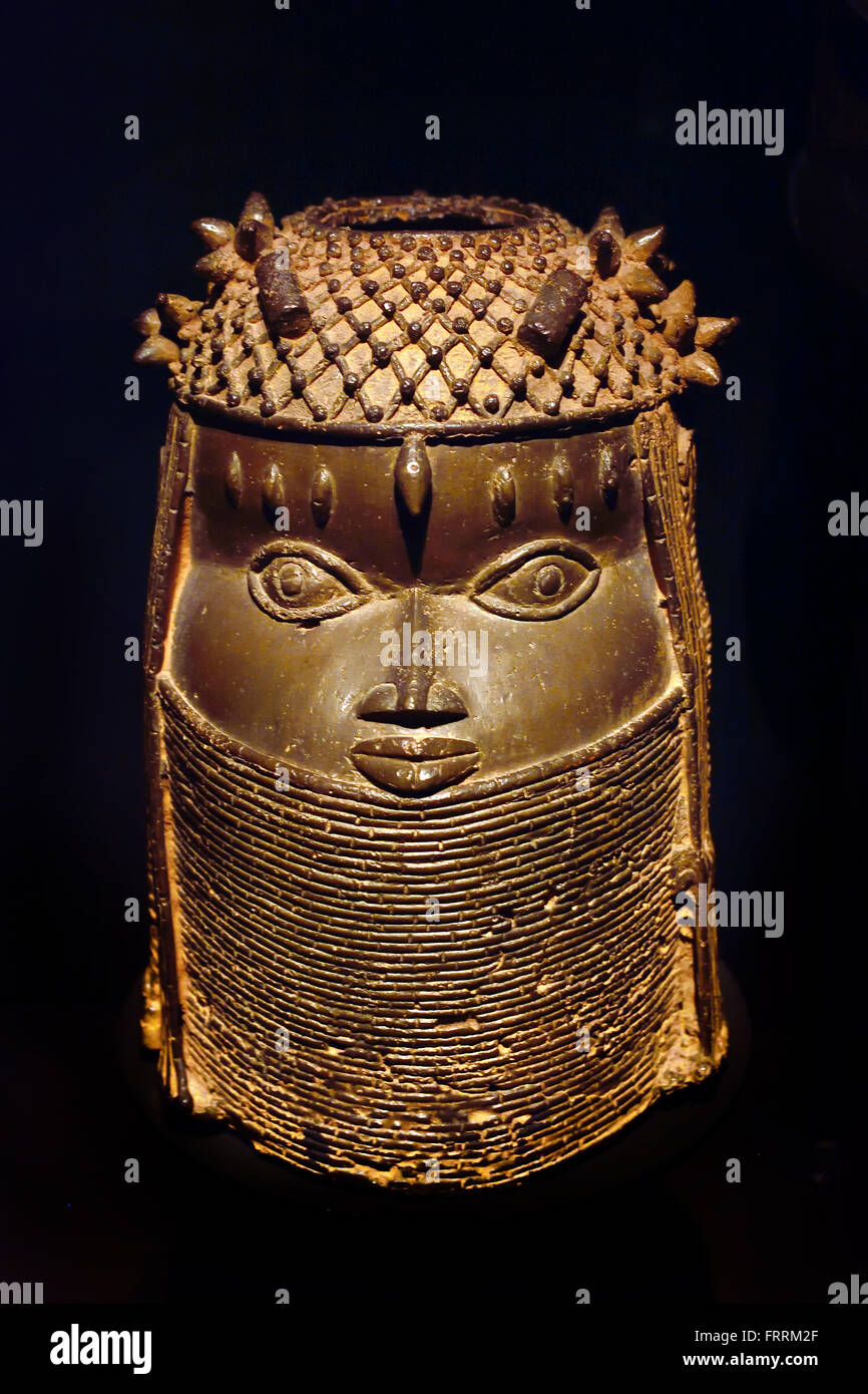 Head of a King ( Oba ) with three tattoos above the eyes and a hat and collar of red coral. The opening at the top of the picture a decorated elephant booth was placed. 18th Century Benin Nigeria Guinea coast Museum Africa African Stock Photo