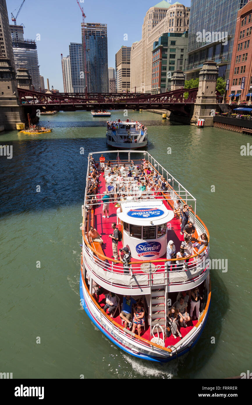 Sightseeing boats along the Chicago River pass under the Lasalle Street ...
