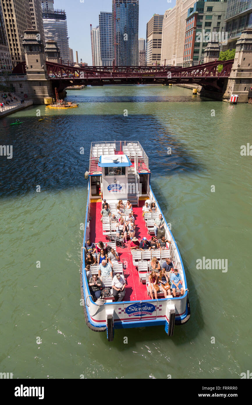 Sightseeing boats along the Chicago River pass under the Lasalle Street ...