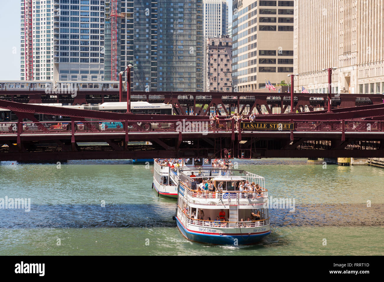 Sightseeing boats along the Chicago River pass under the Lasalle Street ...