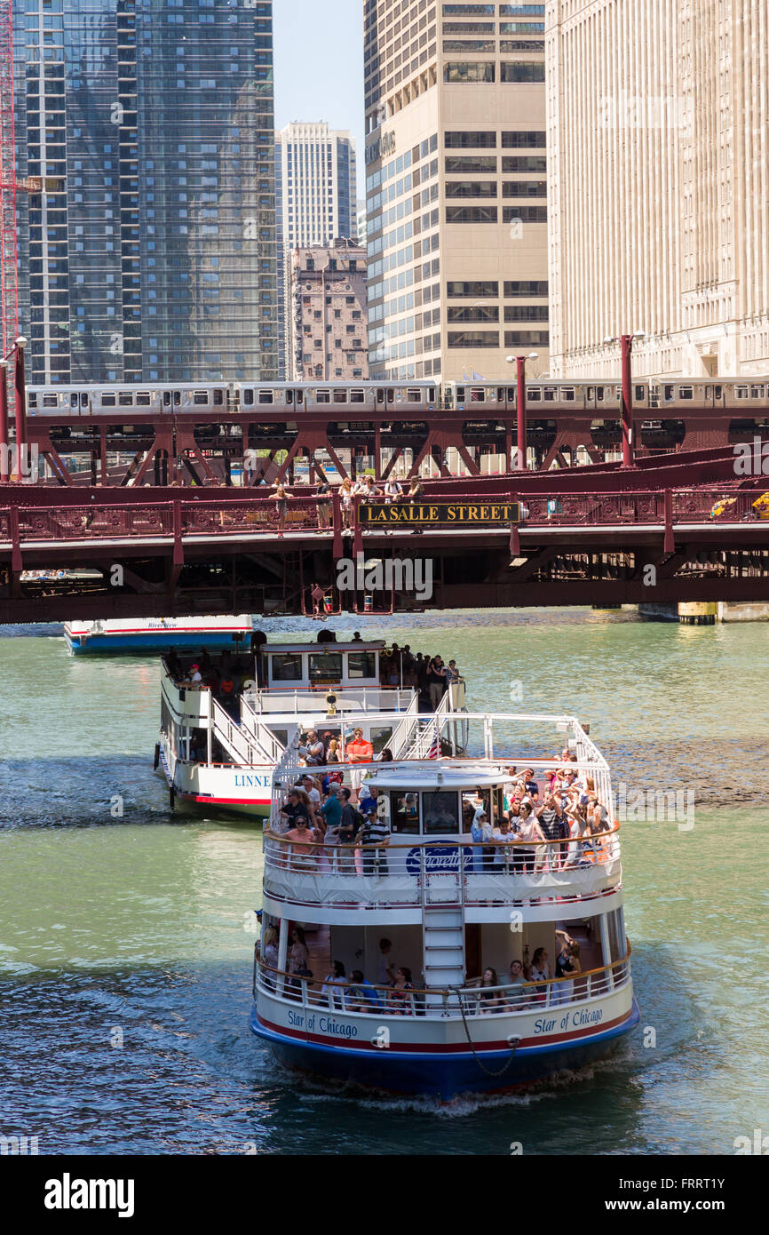 Sightseeing boats along the Chicago River pass under the Lasalle Street ...