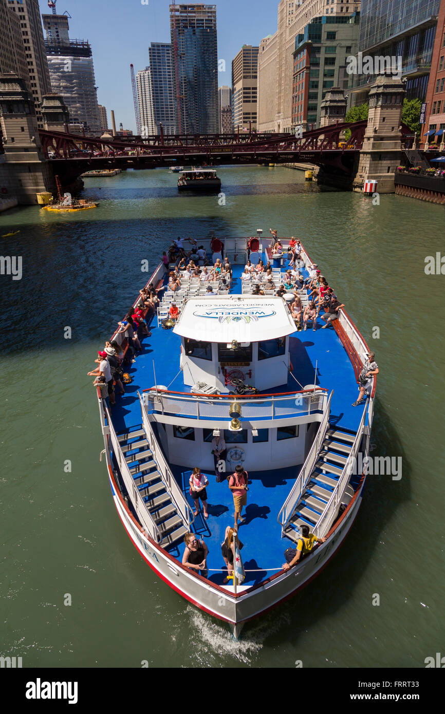 Sightseeing boats along the Chicago River pass under the Lasalle Street ...