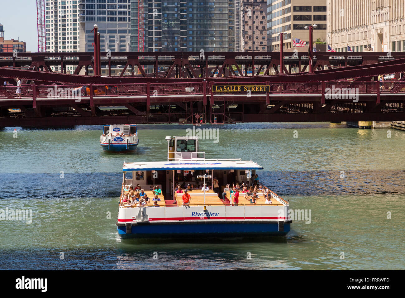 Sightseeing boats along the Chicago River pass under the Lasalle Street ...