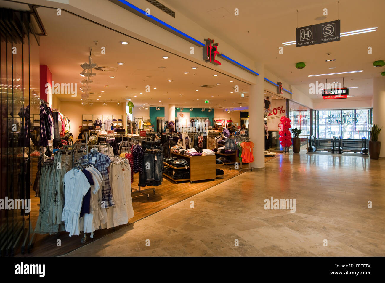Deutschland, Bergisch-Gladbach, Einkaufszentrum RheinBerg-Galerie Stock Photo