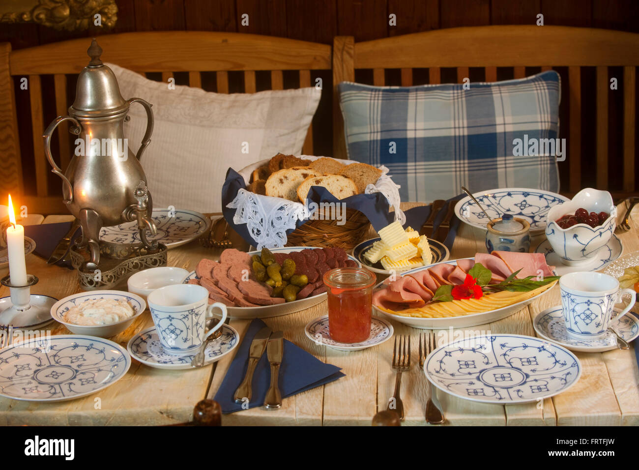 Deutschland, BergischGladbach, Ortsteil Herrenstrunden. Bergische Kaffeetafel im Restaurant Deutschland, BergischGladbach, Ortsteil Herrenstrunden. Bergische Kaffeetafel im Restaurant