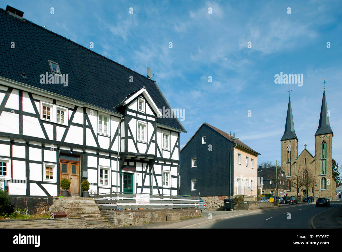 Germany, Rheinisch Bergischer Kreis, Overrath-Marialinden, ältestes Haus der Ortschaft an der Pilgerstrasse 19-21, Baudenkmal Nr. 109, im Hintergrund Stock Photo