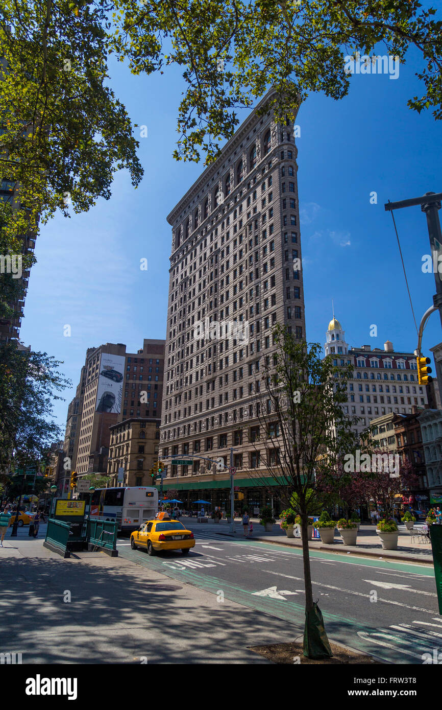 NEW YORK CITY - AUGUST 30, 2014: Flatiron building facade with traffic in the street Stock Photo