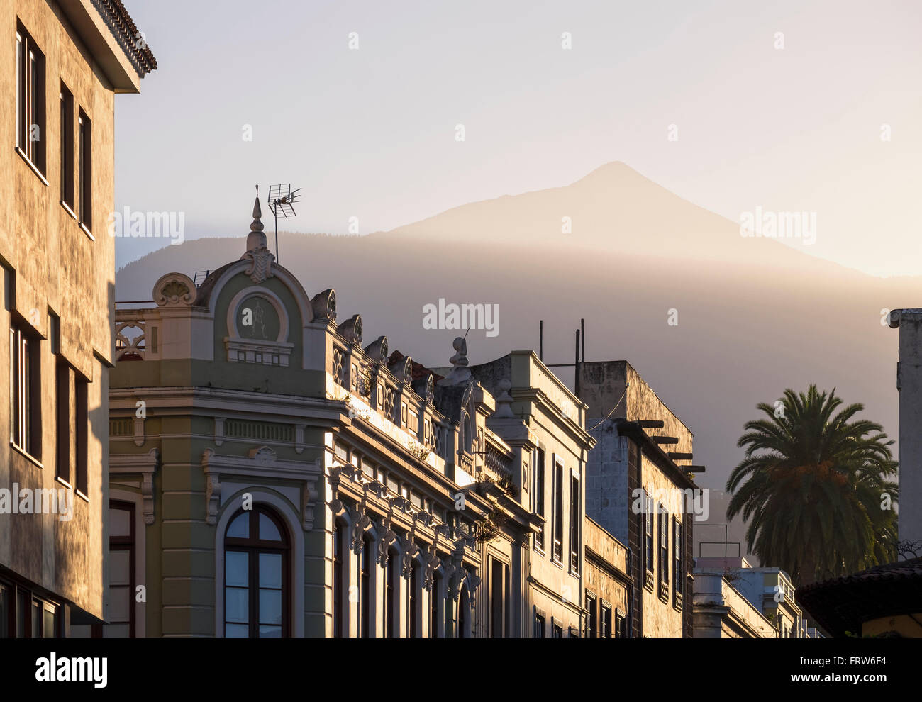 House facades in spain hi-res stock photography and images - Alamy