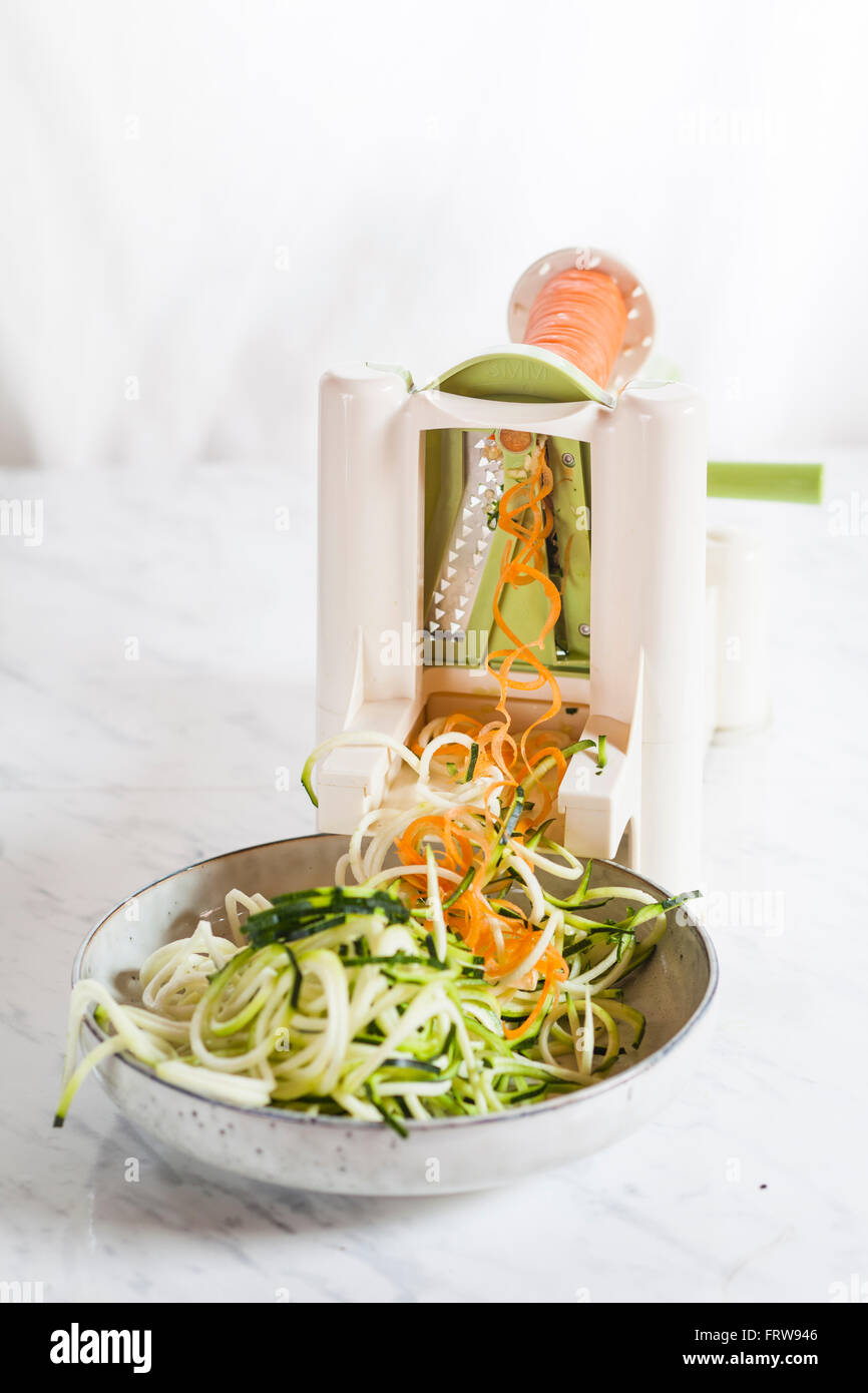 https://c8.alamy.com/comp/FRW946/spiral-vegetable-slicer-cutting-zucchini-and-carrot-FRW946.jpg