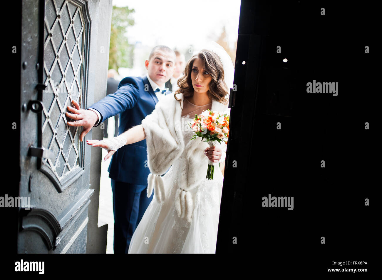 Bride groom church isle hi-res stock photography and images - Alamy