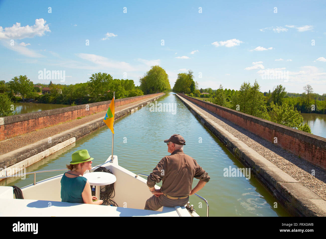 Houseboat on the Pont-canal du Cacor, Canal de Garonne, Dept. Tarn-et-Garonne, Region Aquitaine, France, Europe Stock Photo