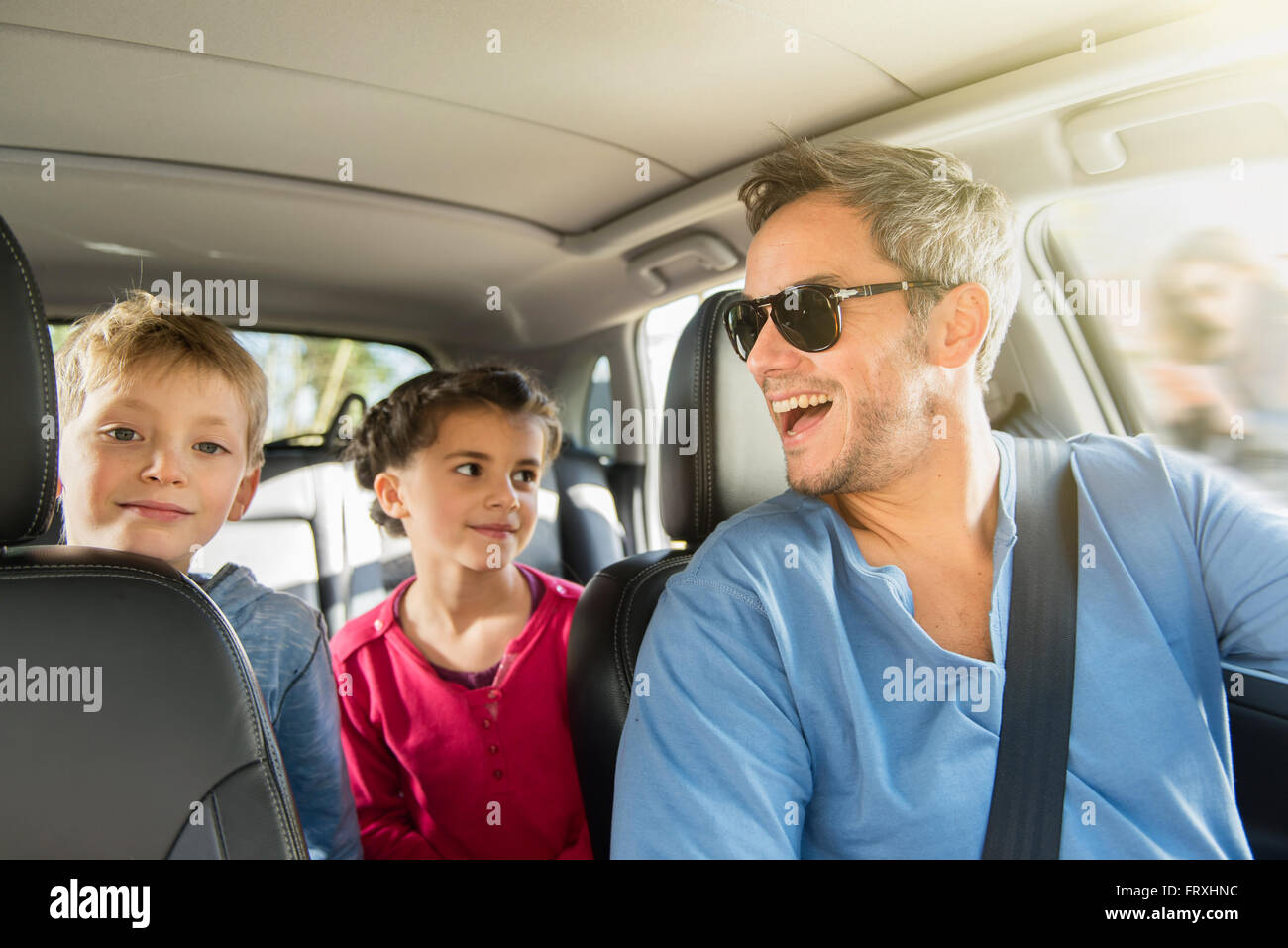 С отцом мы едем. Семья за рулем. Автомобиль семьям с детьми. Машина для путешествий семьей. Семья с автомобилем.