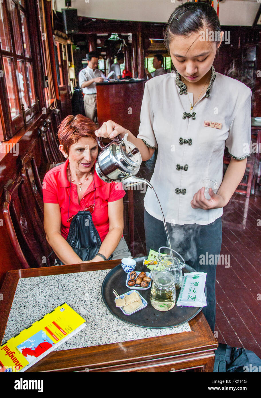 China, Shanghai, Old Town, Yuyuan Garden and Bazaar, serving of chinese tea at Huxingting Tea House in the Mid-Lake Pavilion Stock Photo