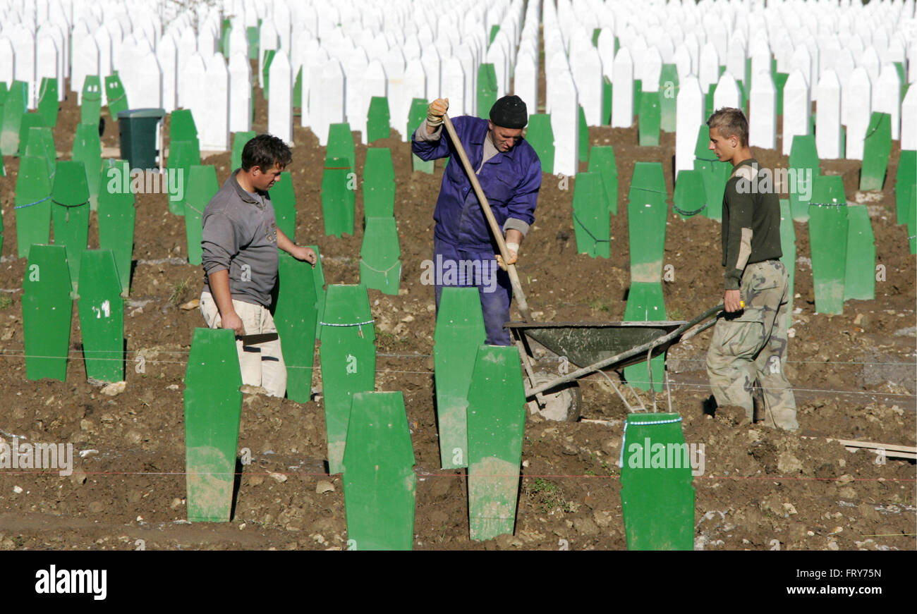 Men dig graves at the memorial site for the 8.000 murdered boys and men in Potocari near Srebrenica in Bosnia and Herzegovina, 15 Novemeber 2006. The city set the sad scene for a massacre in July 1995, when Bosnian Serbs under the commando of General Ratko Mladic invaded the city and slaughtered all male persons they could get hold of under the eyes of Dutch UN troops. Photo: Matthias Schrader Stock Photo
