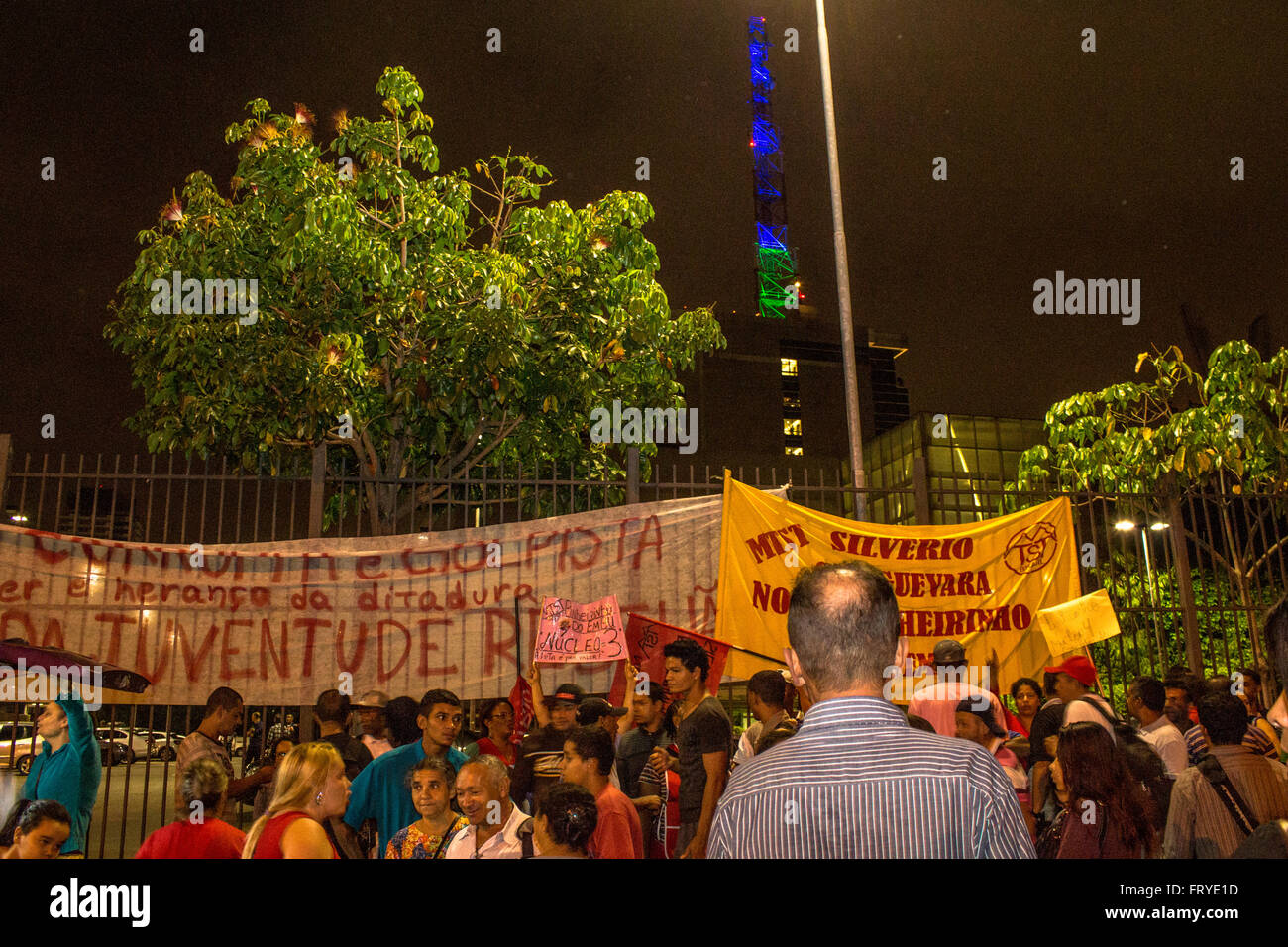 Sao Paulo, Brazil, 03/24/2016. Protest organized by social movements in the Act in defense of democracy and against the impeachment of President Dilma Rousseff, who left the Largo da Batata in Pinheiros neighborhood and ended in front of Network Building Globo Television in Brooklyn, in the south Sao Paulo, SP Credit:  Alf Ribeiro/Alamy Live News Stock Photo
