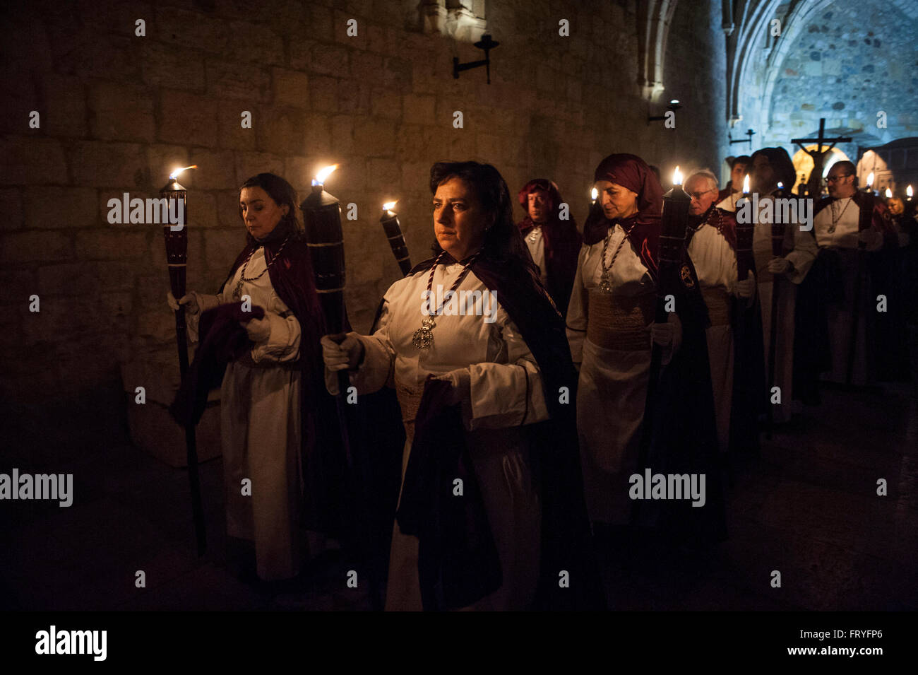 SANTANDER,SPAIN. 24TH MARCH, 2016 Participants in the procession of the Holy Christ of Peace celebrated on the night of Holy Thursday in Santander Nazarenes cross the cloister of the cathedral illuminated by candles bearing  Credit:  JOAQUÍN GÓMEZ SASTRE/Alamy Live News Stock Photo
