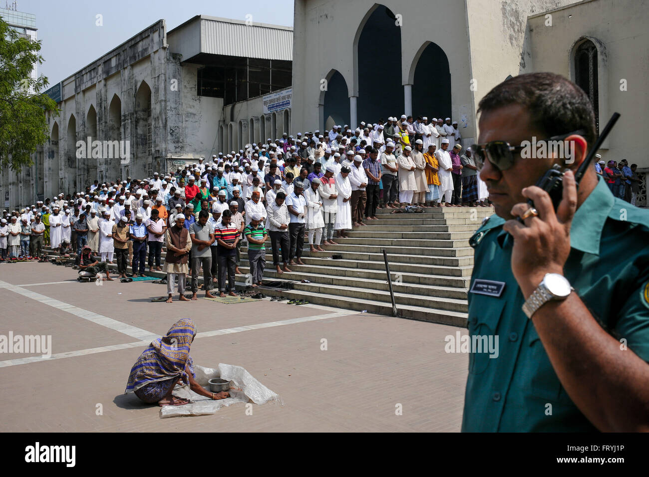 Dhaka, Bangladesh. 25th Mar, 2016. A policeman on duty during while muslim protesters are taking friday prayer. Bangladesh is a predominantly Muslim country where around 86.7% people Islam as their religion. It is also state religion according to the country's constitution. Recently Bangladesh government decided to remove Islam as the state religion in order to stepping towards secularism. Credit:  Mohammad Ponir Hossain/ZUMA Wire/Alamy Live News Stock Photo