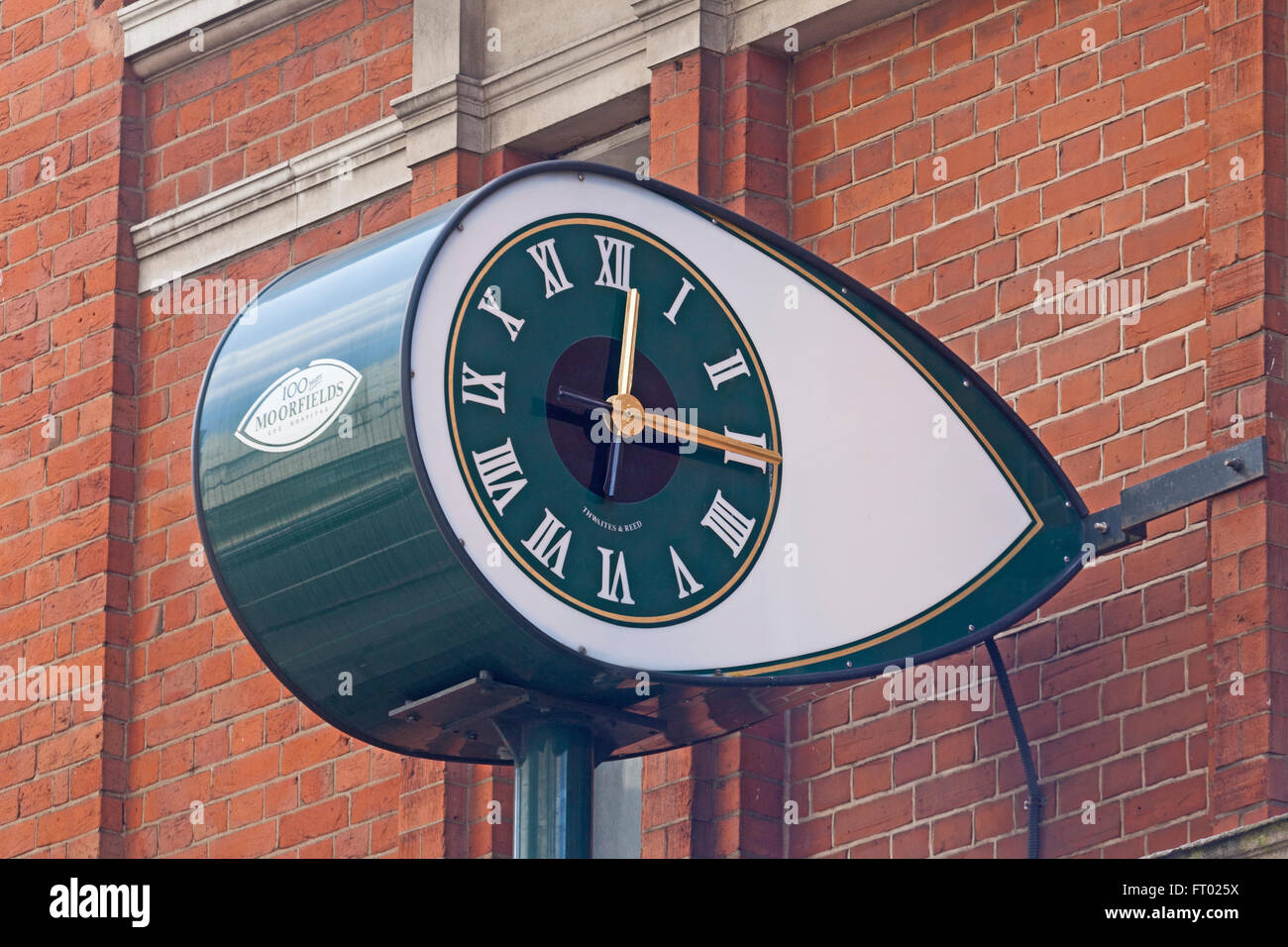 London, Shoreditch  An eye-shaped clock on the exterior of Moorfields Eye Hospital in City Road Stock Photo