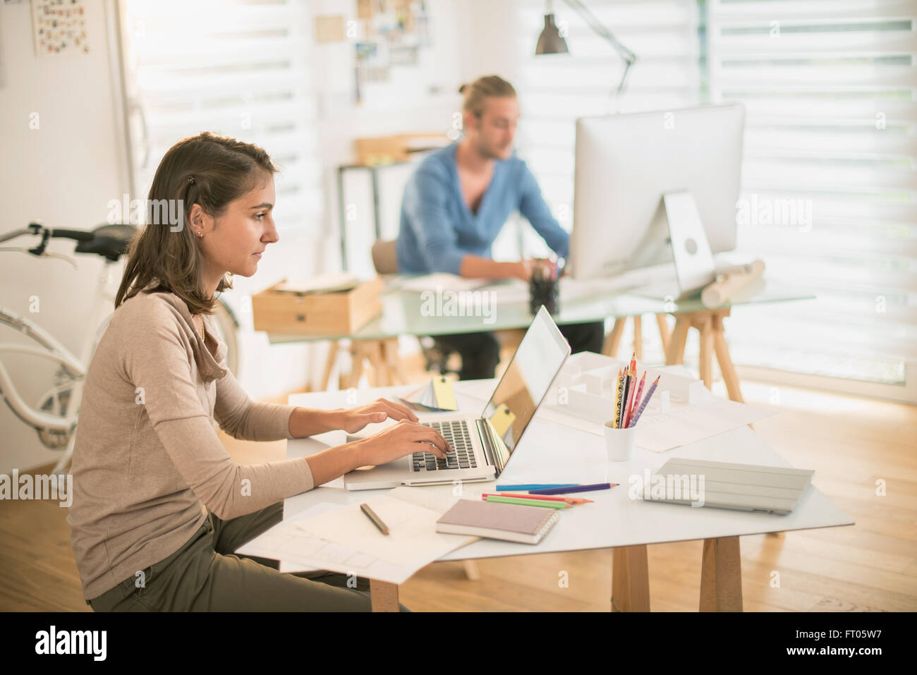 Блумберг новости на русском. Bloomberg news. Девушка с удивленными глазами в опен спейсе в большом пространстве. Open working. Офис вечером.