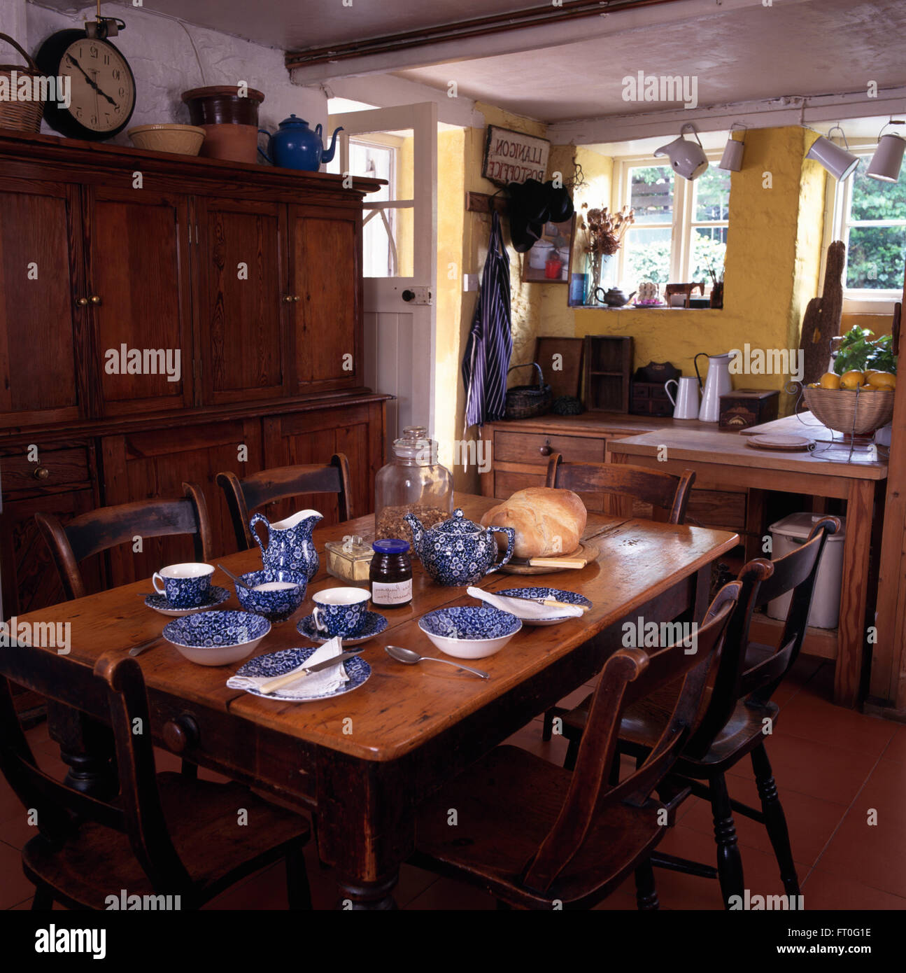 Blue+white "Calico" china on old pine table in cottage kitchen