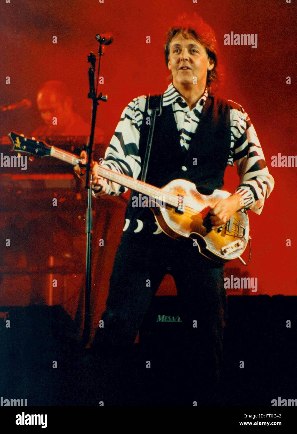 PAUL MCCARTNEY PERFORMING IN CONCERT AT GIANTS STADIUM , 07-11-1990 photo Michael Brito Stock Photo