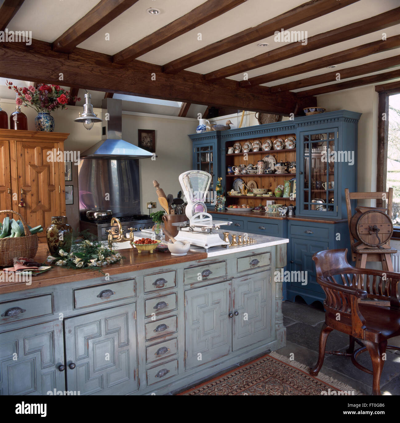 Kitchen dresser vintage hi-res stock photography and images - Alamy