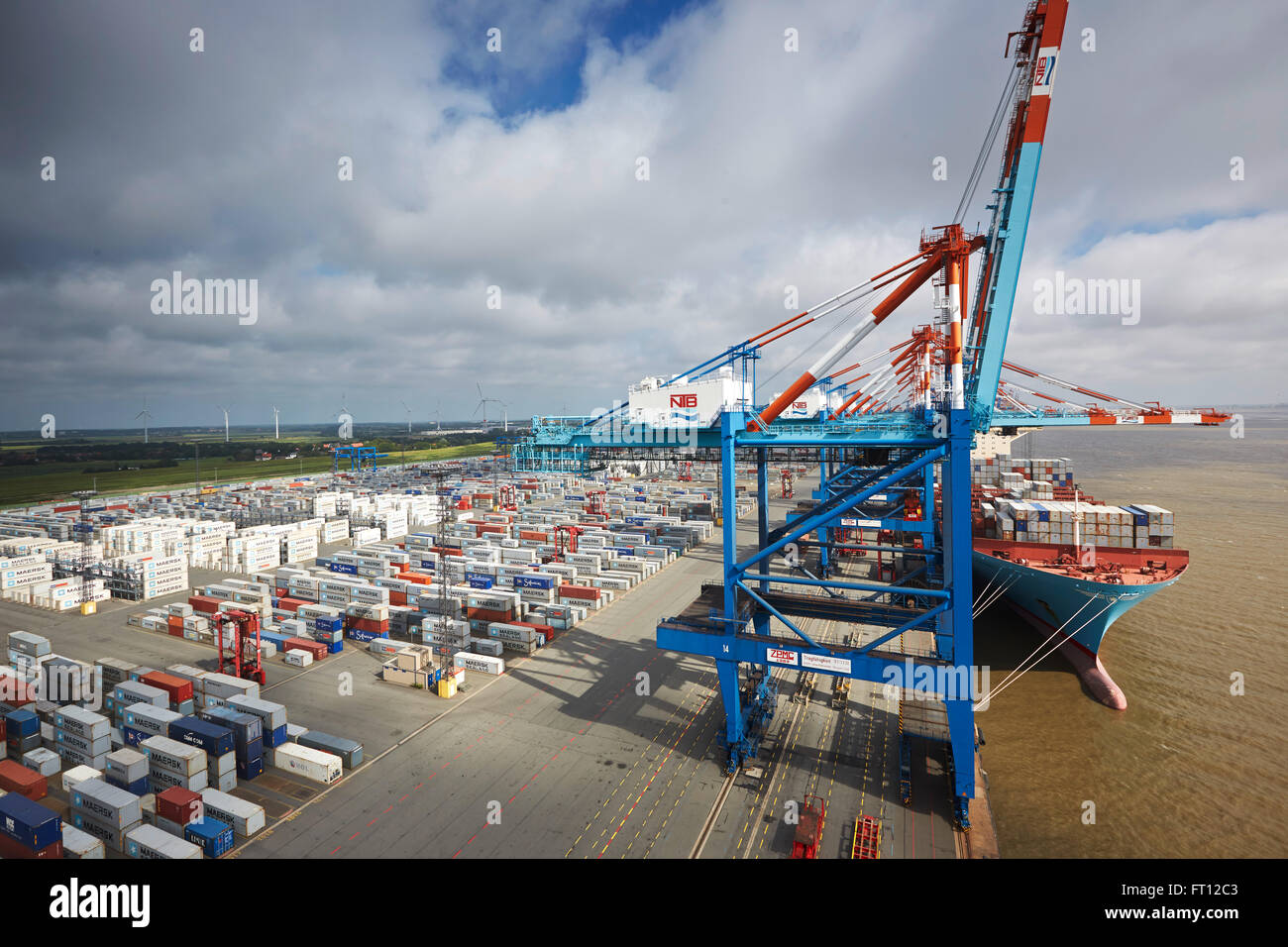 Europe harbour bremen hi-res stock photography and images - Alamy