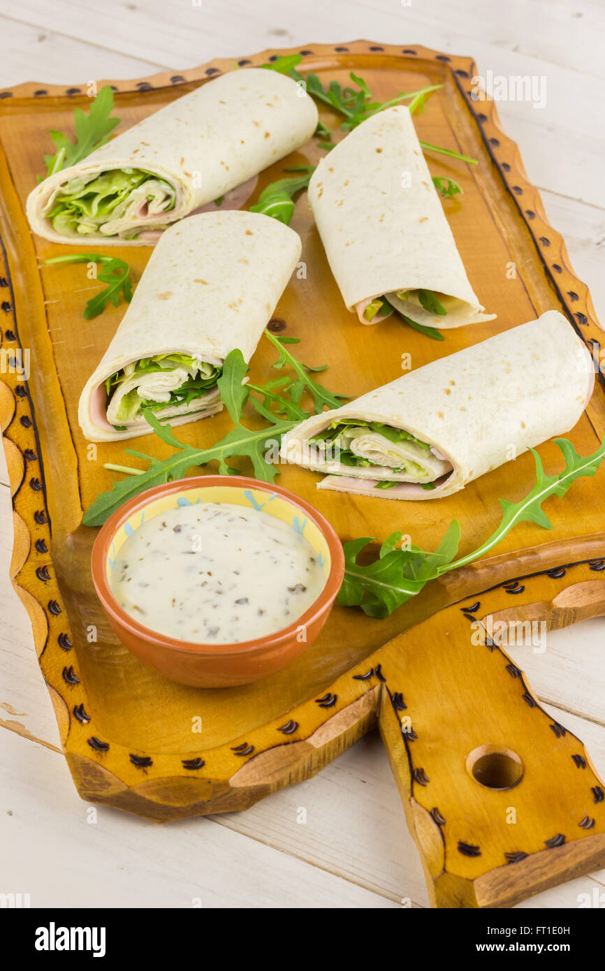 Cold wraps filled with ham and iceberg lettuce. Served with yogurt