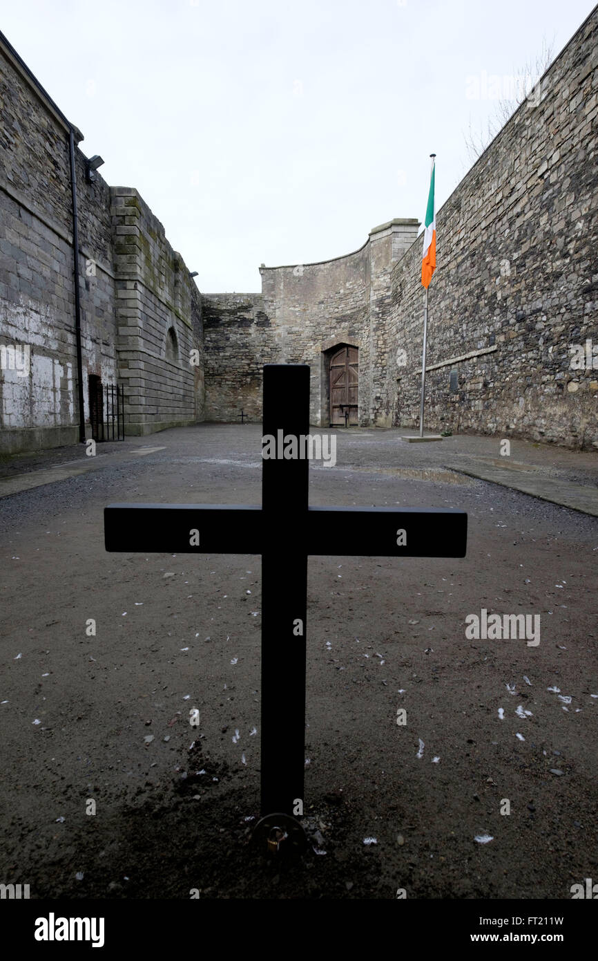Cross marking the spot where James Connolly was executed at Kilmainham Gaol prison in Dublin, Republic of Ireland Stock Photo