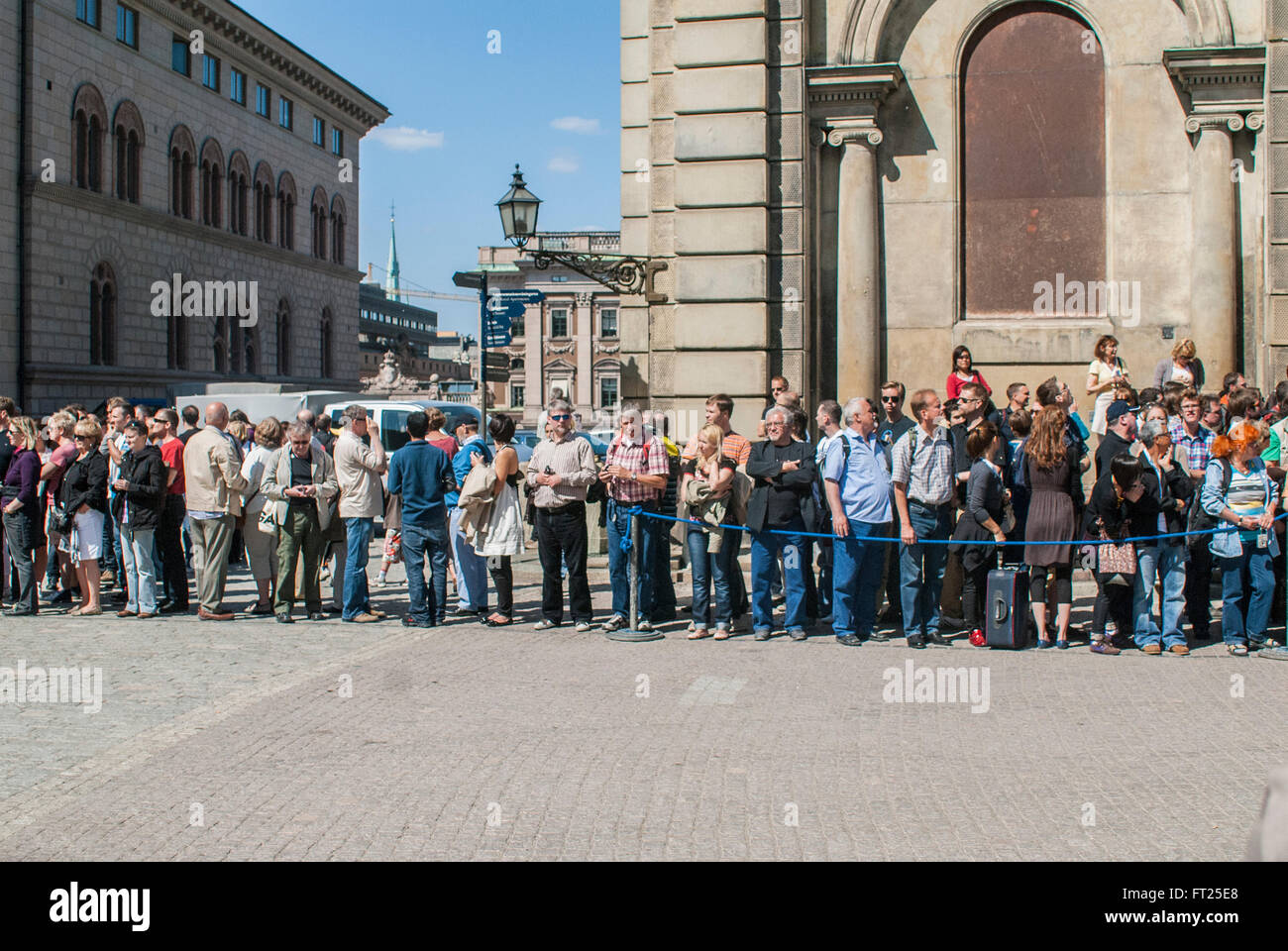 https://c8.alamy.com/comp/FT25E8/people-waiting-in-a-long-line-and-observing-an-event-people-queueing-FT25E8.jpg