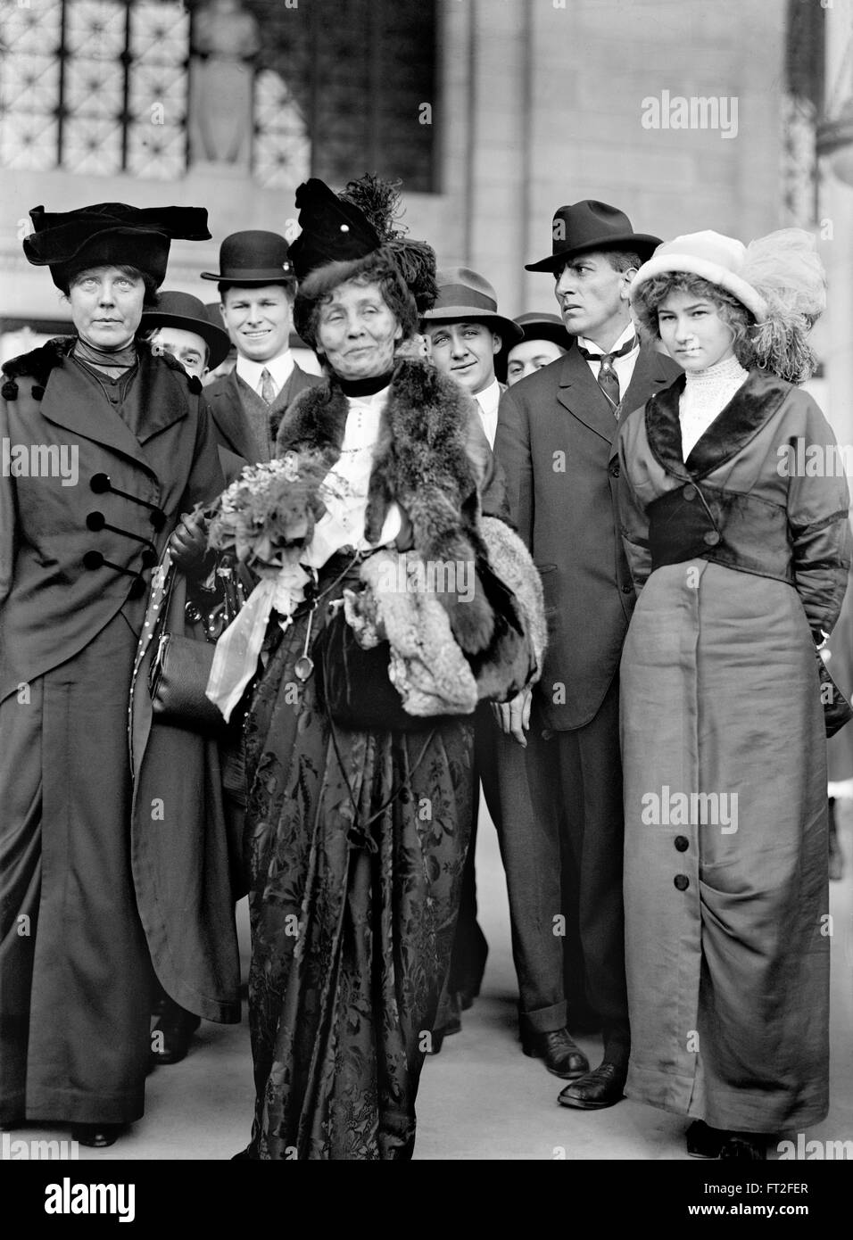 Mrs Emmeline Pankhurst (centre), leader of the British suffragette movement, with the American women's rights activist, Lucy Burns, to her right. Photo c.1913 Stock Photo