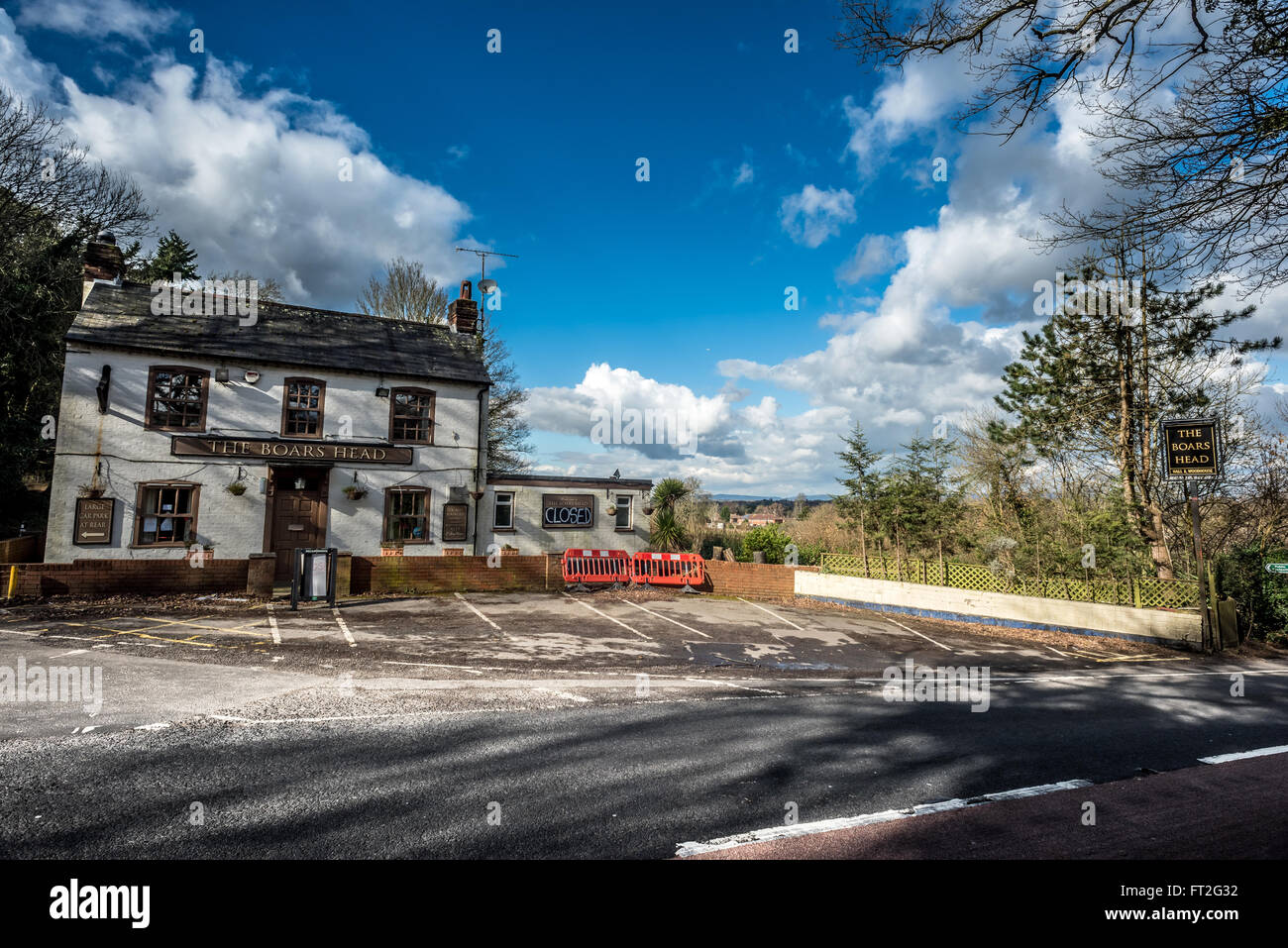 The Boar's Head pub in Horsham, West Sussex, now closed for business Stock Photo Alamy