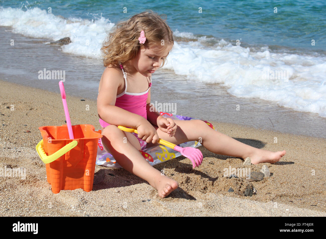Девочки дети пляж. Дошкольников на пляже девочка. Девочки играют на пляже. Детский пляж переодеваемся. Детский пляж без трусов.