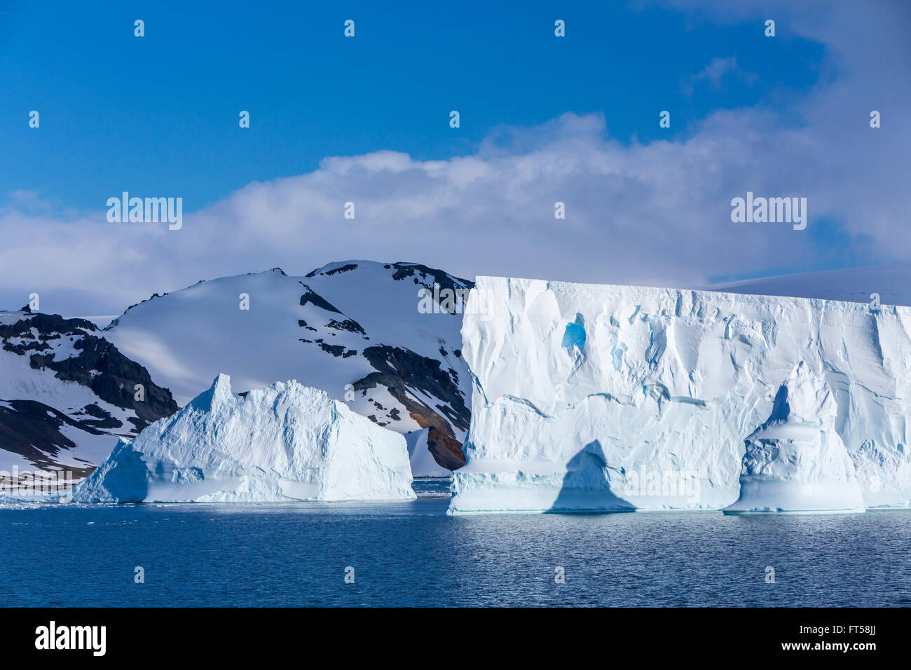 The icebergs and mountains of Admiralty Bay, King George Island ...